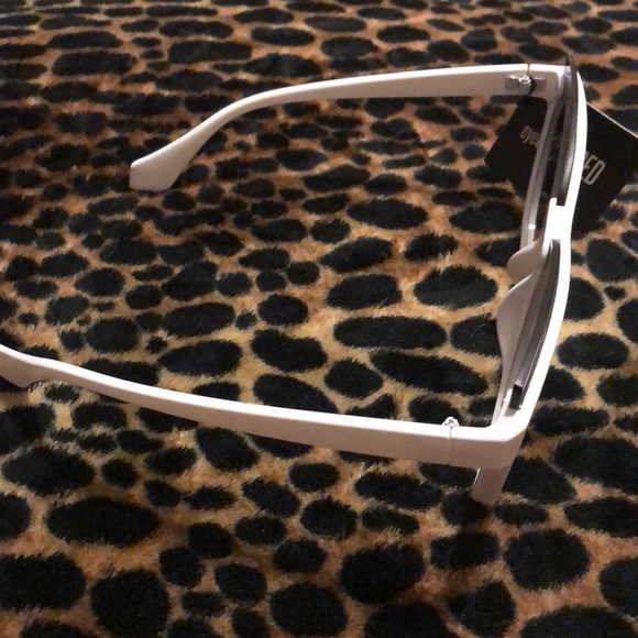 White Frames with Black Wings - Picture 2 of 3